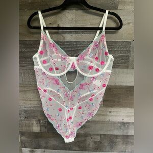 Very sexy teddy, beautiful detail and colors